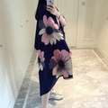 Detailansicht eines dicken Winterschals mit rosa Blumenmuster und feinen Fransen am Rand - Navyblau Rosa Floral