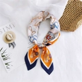 Foulard quadrato in seta con stampa equestre e motivi floreali in arancione e blu - Staffa Blu e Arancione
