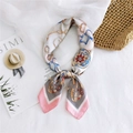 Elegante foulard di seta 70cm con stampa equestre su sfondo di tessuto crema - Staffa Rosa e Grigio