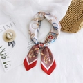 Elegante foulard in seta con stampa equestre, motivi a morsetto e bordi rossi - Cornice Rosa Rosso Staffa