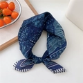 Carré de soie bleu marine avec motif paisley floral et bordure à rayures noires et blanches - 53x53cm / Gouttelettes botaniques Bleu marine