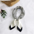 Elegante foulard in seta 70cm con strisce geometriche nere su base crema - Bianco