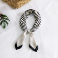 Elegante foulard in seta bianco e nero con strisce e motivi ad anello geometrici - Beige