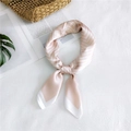 Foulard in seta rosa e bianco con motivo a V annodato elegantemente su sfondo di lino - Arancione