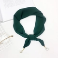 Bufanda de gasa verde oscuro con perlas y strass sobre un fondo blanco limpio - Verde