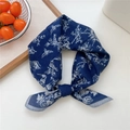 Foulard en soie bleu marine avec imprimé fleurs et oiseaux et bordure rayée élégante - 53x53cm / Fleur Papillon Marine
