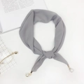 Pañuelo de gasa gris claro para mujer con elegantes colgantes de perlas y pedrería - Gris