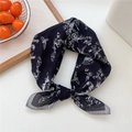Foulard en soie noire de 53cm avec motif fleurs et libelles blanches noué - 53x53cm / Fleur Papillon Noir