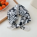 Carré de soie 53cm à motif noir et blanc artistique noué sur un fond blanc moderne - 53x53cm / Patchwork Géométrique Blanc