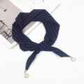 Piccolo foulard a righe blu scuro con eleganti ciondoli in perla e strass scintillanti - Riga Blu Navy (con Pendente in Perla e Strass) / Blu Notte