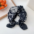 Carré de soie bleu marine de 53cm avec motifs floraux blancs noué en accessoire - 53x53cm / Patchwork Géométrique Noir