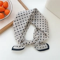 Chic foulard en soie crème de 53cm à pois noirs, noué en nœud pour un style polyvalent - 53x53cm / Petit pois Beige