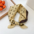 Foulard en soie jaune avec imprimé floral bohème et bordure géométrique nouée - 53x53cm / Floral à quatre feuilles Jaune