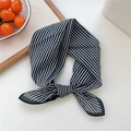 Carré de soie chic à rayures noires et blanches avec un nœud décoratif pour femme - 53x53cm / Rayures diagonales Noir