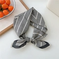 Foulard en soie de 53cm avec rayures géométriques noires et blanches noué en ruban - 53x53cm / Flèche fines rayures Beige