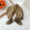 Élégant foulard en soie marron kaki avec bordures géométriques noires noué en un joli nœud - 53x53cm / Points Cadre Paisley Kaki