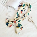 Lunga sciarpa in seta con stampe di tucani tropicali colorati su tessuto bianco crema - Picchio Bianco