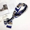 Lungo foulard in seta blu navy con stampa ancora e design geometrico nautico - Catena Nero Blu