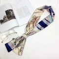 Elegante sciarpa lunga beige effetto seta con strisce navy e motivi nautici - Catena Multicolore