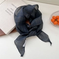 Sciarpa leggera in lino con motivo a scacchi vintage nei toni del grigio e del blu - 02Linen-Riga Navy