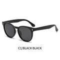 Gafas de sol polarizadas ovaladas negras con remaches plateados y lentes gris oscuro - Montura Negra Lentes Gris Negro