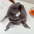 Sciarpa in lino a quadri marroni in stile vintage francese, annodata su una base bianca - 03Linen-Riga Caffè Scuro