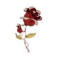 Broche rose rouge étincelante avec cristaux et feuilles d'émail sur fond blanc pur - Rouge