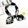 Foulard in seta blu navy con eleganti stampe floreali bianche e farfalle gialle - Camelia
