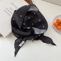 Élégant foulard en lin à pois noirs et blancs présenté dans un cadre naturel chic - 12Linen-Pointillé Noir