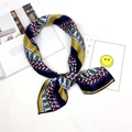 Sciarpa di seta geometrica blu navy e giallo zenzero con motivo a contrasto - Nuovo Giallo Pop