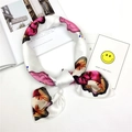 Foulard in seta bianca con stampe cartoon rosa e fiori presentato su una rivista - Ragazza Acquerello Bianco