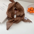 Foulard en soie marron à pois avec texture lin dans un décor style de vie cosy - 14Linen-Pointillé Caramel