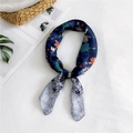 Sciarpa di seta blu navy con motivo floreale arancione e bordi a contrasto - Blu navy