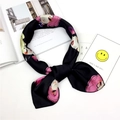 Elegante foulard quadrato in seta nera con ritratto di ragazza cartoon capelli rosa - Ragazza Acquerello Nero