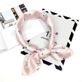 Elegante foulard in seta rosa con motivi a cigno bianco annodato in un fiocco chic - Cigno Rosa