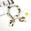 Foulard di seta crema con stampa di tucano colorato e motivi di foglie tropicali - Picchio Bianco