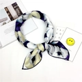 Foulard quadrato in seta a fiori blu navy e viola con motivo elegante per donna - Orchidea Bianca