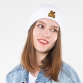 Weiße Strickmütze für Herren mit Affen-Stickerei, getragen von Model in Jeansjacke - M (56-58cm) / Weiß Affen-Patch