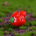 Miniatuur rode gelukszak hars figuurtje voor kerstdecoratie in mos landschappen - Geldtas / Rode Geldzak