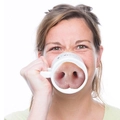 Divertente tazza in ceramica bianca con naso di maiale sul fondo per un effetto buffo - Maglia Naso di Maiale
