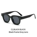 Gafas de sol retro cuadradas con montura negra, lentes grises y tachuelas de plata - Montura Negra Lentes Gris Negro