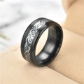 Primer plano de anillo negro pulido con diseño de dragón plateado en estuche - Talla 7 / Negro 8mm Base Negra Incrustación de Plata
