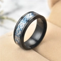 Detalle de anillo de dragón negro con incrustación azul y patrón celta de plata - Talla 6 / Negro con base azul e incrustación de plata