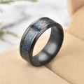 Detalle de anillo de tungsteno negro con incrustación de dragón azul en caja de terciopelo - Talla 7 / Negro 8mm Base Azul Incrustación Negra