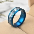 Detalle macro de un anillo de acero inoxidable azul con intrincado patrón de dragón - Talla 7 / Azul con base azul e incrustación de plata