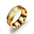 Vista macro detallada del anillo dorado con intrincados patrones de dragón tallados - Talla 7 / Oro con base dorada e incrustación de oro