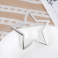 Pinza para el pelo con estrella plateada y diseño de metal hueco sobre plato de cerámica - Plata (B8204)