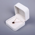 Witte fluwelen sieradendoos met een roségouden zwarte klaverketting op grijze achtergrond - 7x7 Middelgrote Hanger Doos / Broken Wit