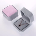 Macro-opname van grijs en roze fluwelen sieradendoosjes met zachte textuur voor kettingen - 7x7 Middelgrote Hanger Doos / Oudroze