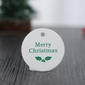 Weißer runder Weihnachtsanhänger mit grünem Stechpalmen-Design für Geschenkverpackungen - Rund weiß mit grünen Frohe Weihnachten (100 Stück)